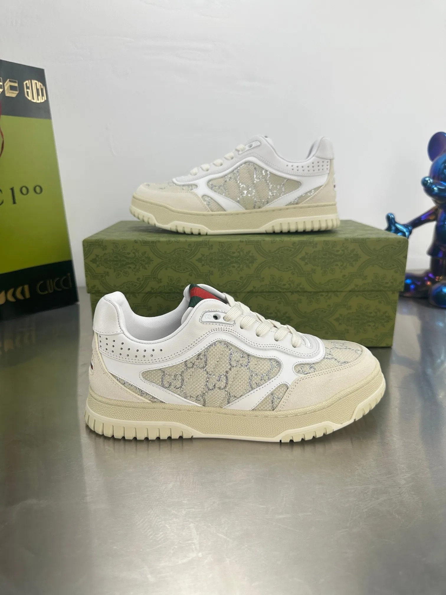 👟👟Ex-factory price 600👟👟 Gucci's latest hot-selling series of high and low-cut distressed couple's sneakers are shipped. The original version is purchased, developed and manufactured. This high-low top sneaker adopts a basketball-style silhouette design, cleverly integrated with hollow panels and distressed effects, showing its unique ingenuity. The ingenuity incorporates brand logo details such as interlocking Double G styling accessories and Gucci lettering, a low-key tribute to the brand's design heritage. Exquisite packaging at the delivery counter 🛍📦 ▪️ Fabric: Original customized imported first-layer cowhide ▪️ Inner lining: Imported first-layer cowhide ▪️ Sole: Original molded TPU sole ▪️ Sole thickness: 3cm ▪️ Size: 35-46 (Male 38 46 customized)